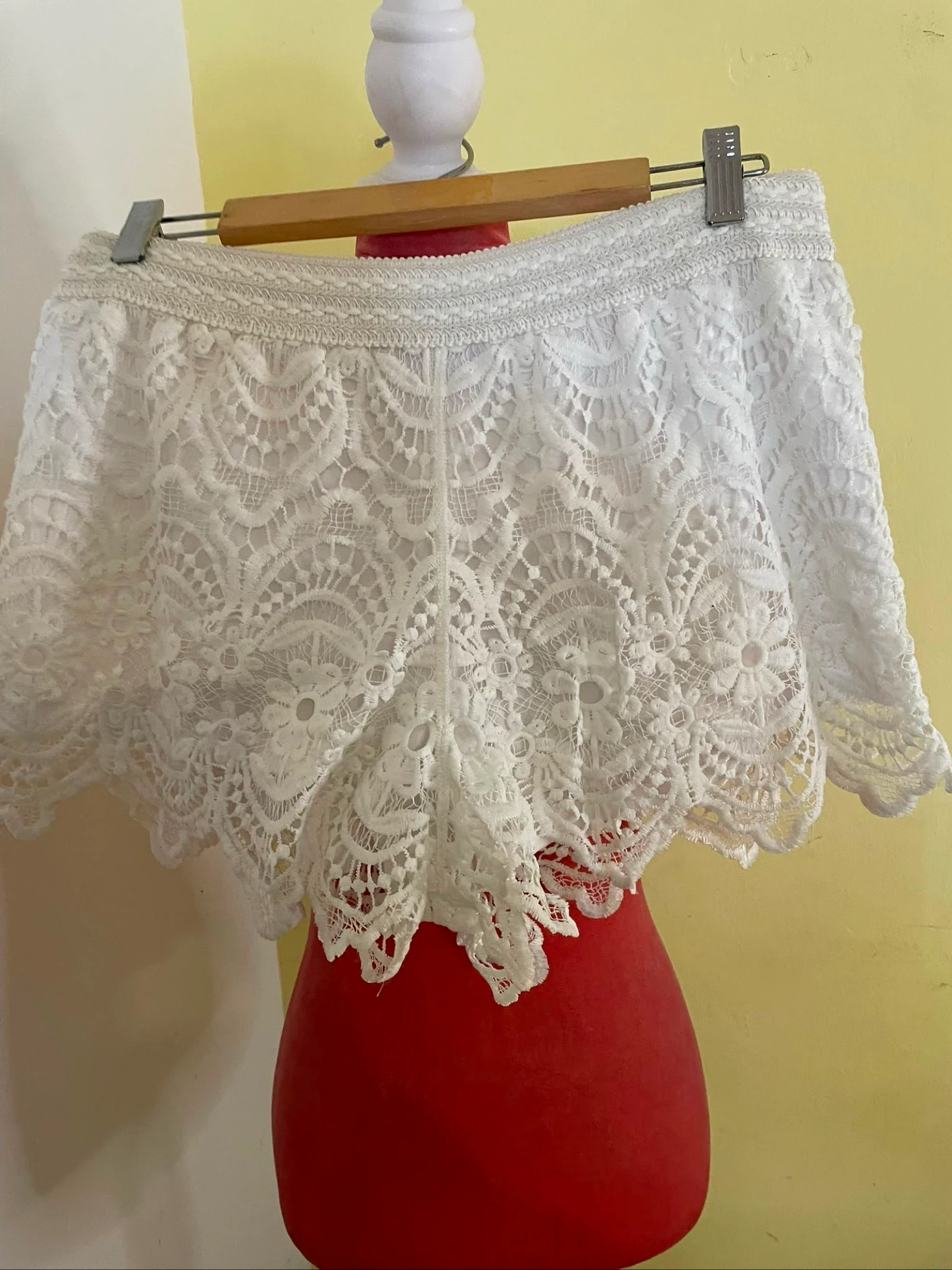 Short Branco em Renda